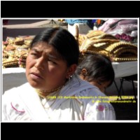 12688 123 Marktfrau Indiomarkt in Otavalo Ecuador 2006.jpg